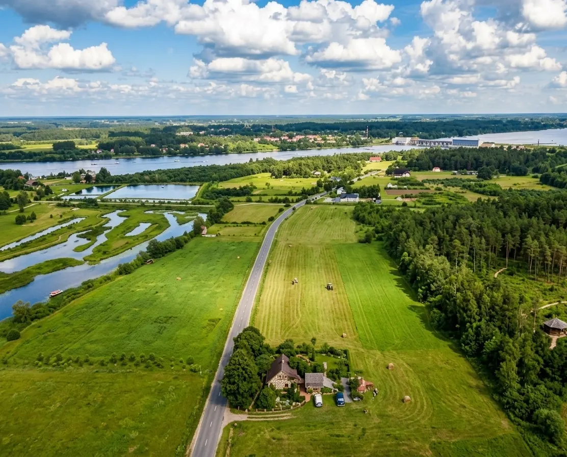 Skats no augšas uz Oškrogs Latvijas laukos, upe un meži