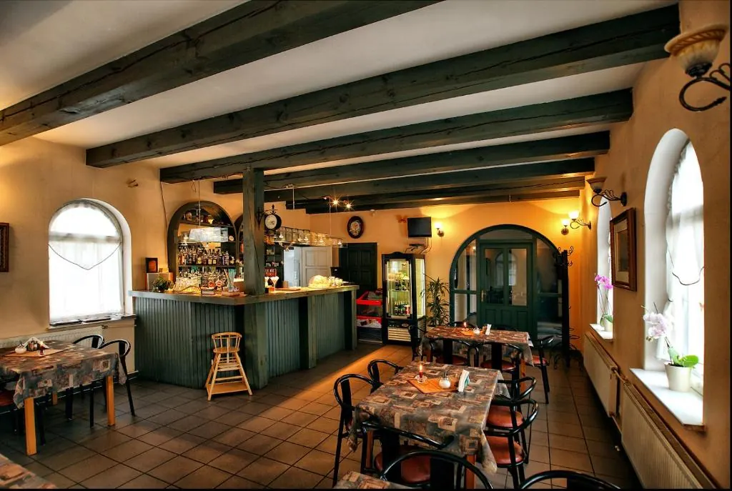 Mājīga ēdamtelpa un bārs Oškrogs restorānā